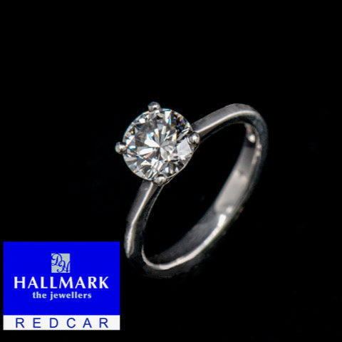 Diamond ring qualified gemmologist