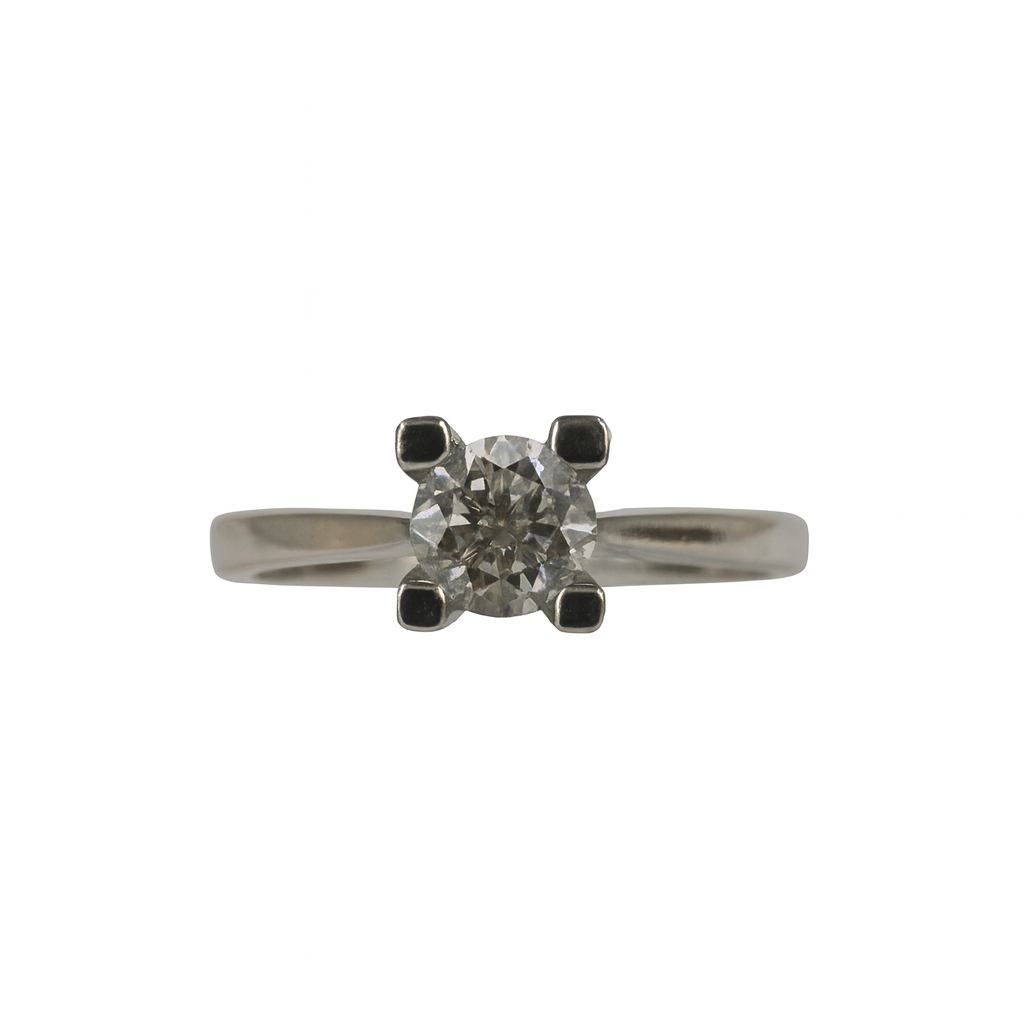 Diamond ring qualified gemmologist